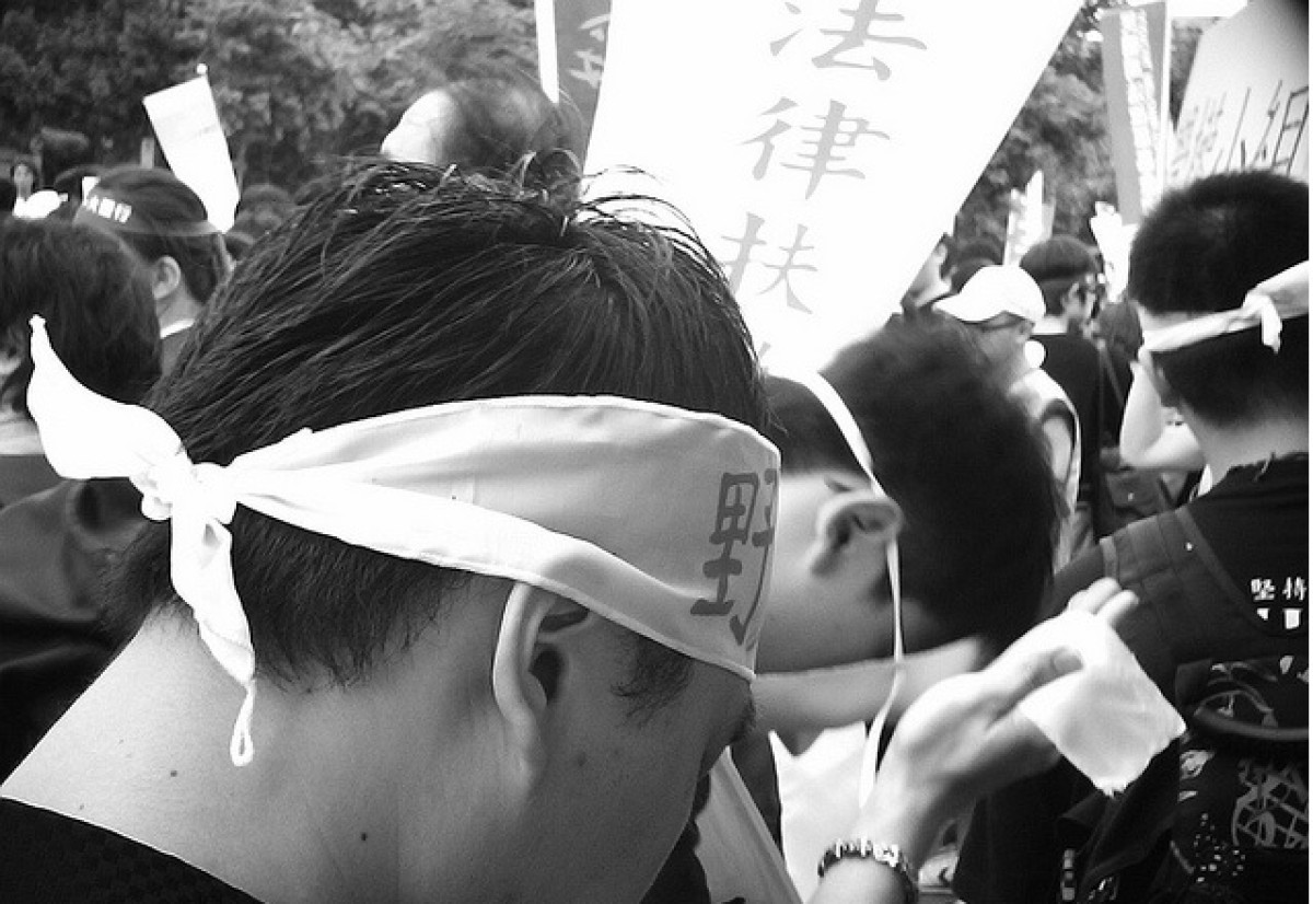不滿國定假日被刪7天 勞團衝進勞動部抗議  