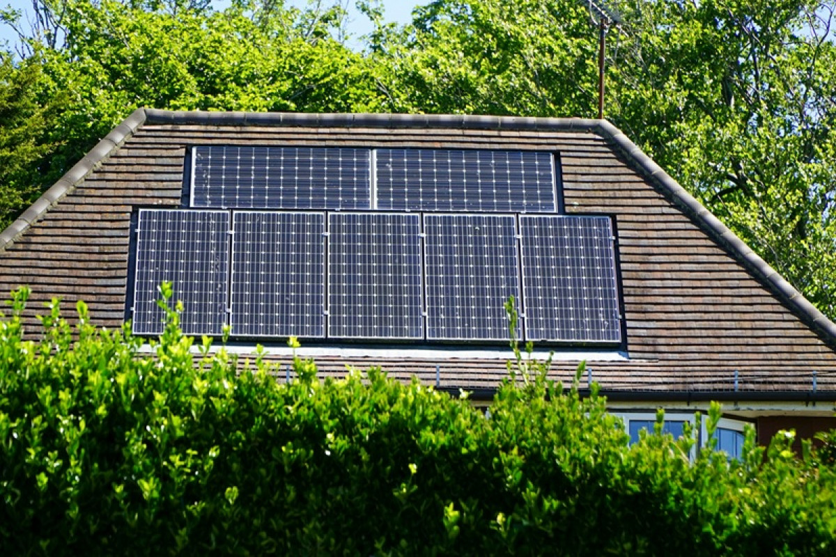 屋頂光電成綠電主力！內政部擴大建築發電，立面型光電如何幫助降溫、還能獲得碳權？