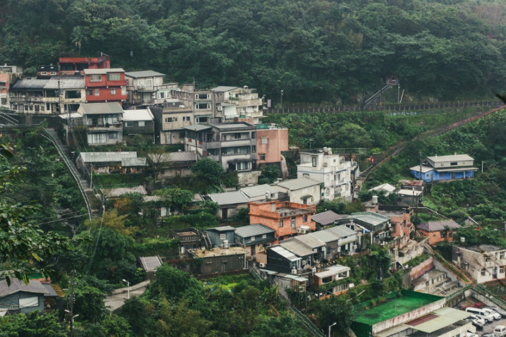 氣候風險如何重塑房地產市場？從保險失靈到韌性治理的轉折